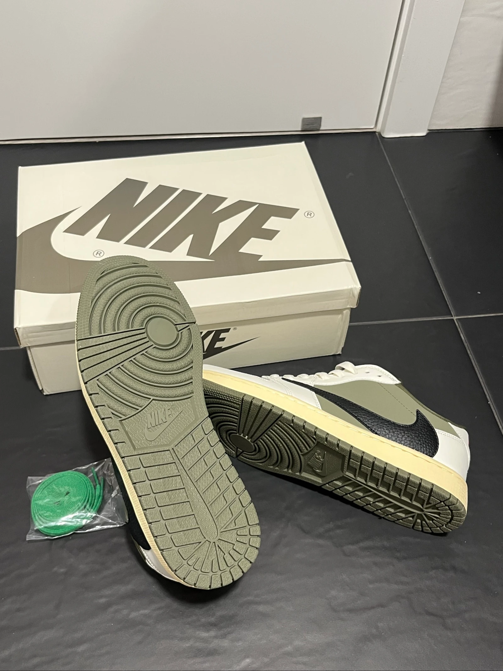 Travis Scott x Air Jordan 1 Low OG Olive – photo 4